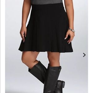 Torrid black pleated crepe skirt 12 NWT
